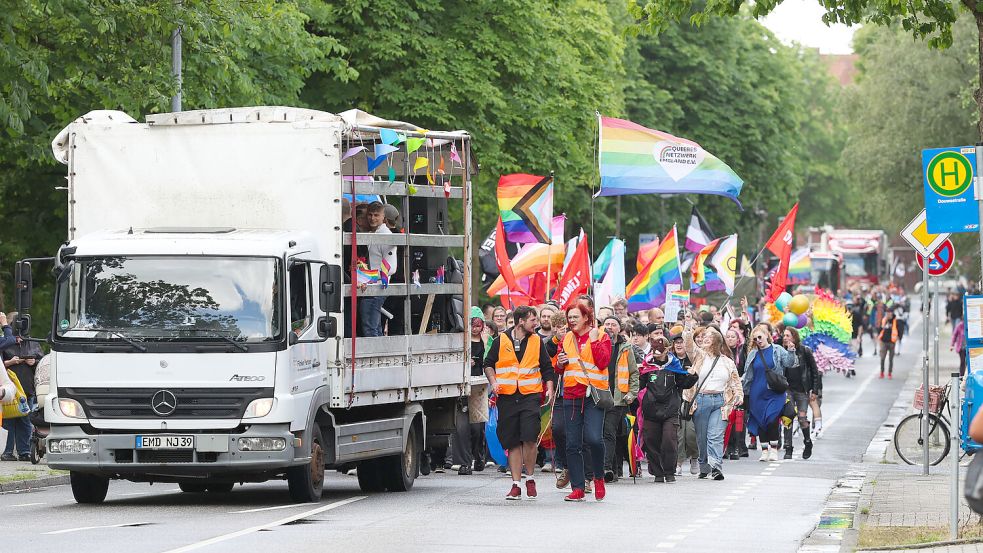 Der CSD in Leer am Wochenende verlief ohne größere Zwischenfälle. Ein Unbekannter soll allerdings eine verbotene Geste gezeigt haben. Foto: Jens Doden