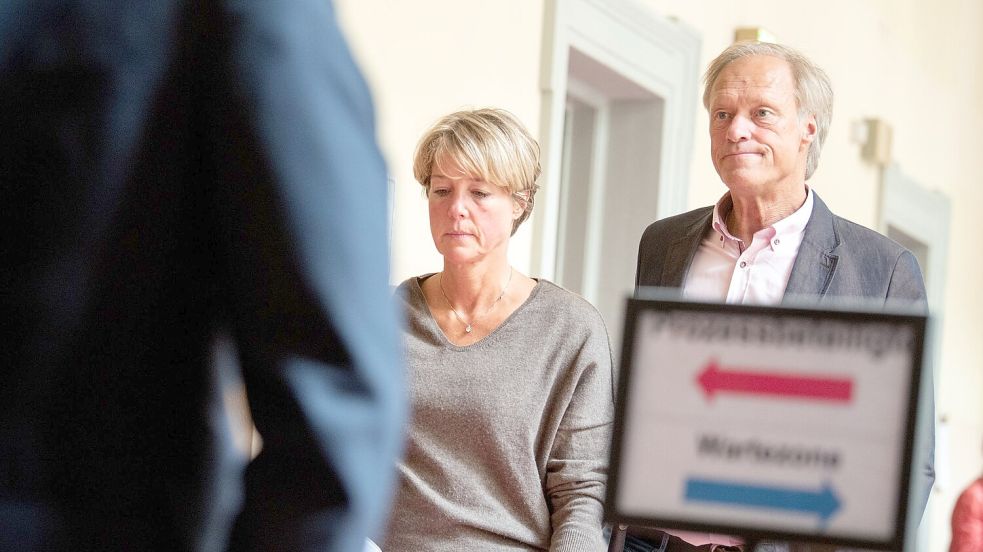 Christina Block und ihr Lebensgefährte Gerhard Delling auf dem Gerichtsflur. Foto: Daniel Bockwoldt