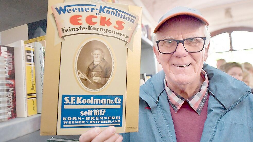 Der 75 Jahre alte Helmut Buntjer freut sich, dass die Stadt Weener das Areal gekauft hat. Das Bild mit ihm entstand 2023 bei der Haushaltsauflösung im Packhaus der Brennerei. Foto: Klaus Ortgies/Archiv