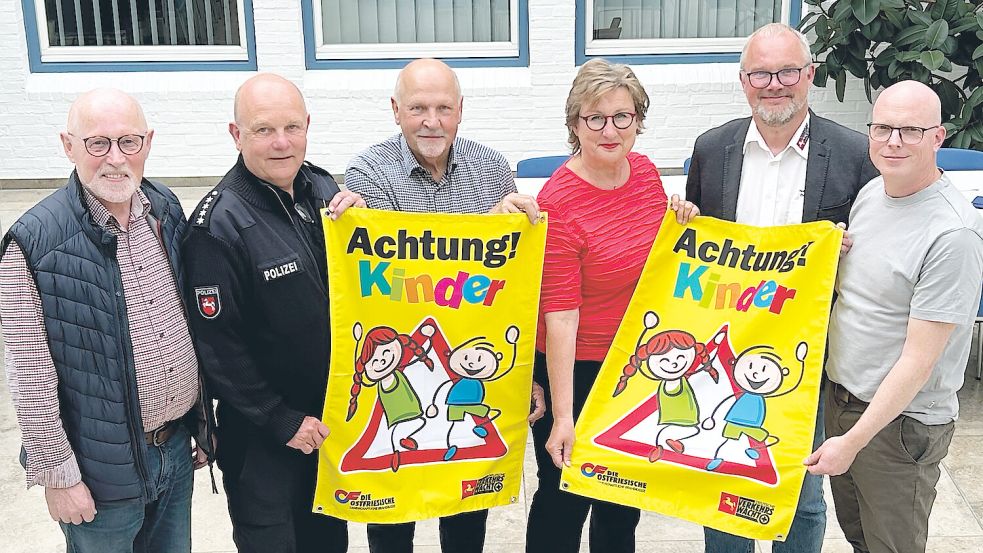 Die Vertreter der Verkehrswachten (VW) freuen sich über die neuen Banner (von links): Sascha Nowak (VW Wittmund), Bertold Tutjer (VW Emden), Signe Foetzki (Brandkasse), Hans-Friedel Walther (VW Aurich), Hans-Günter Jelting (VW Leer) und Hajo Reershemius (VW Norden). Foto: privat
