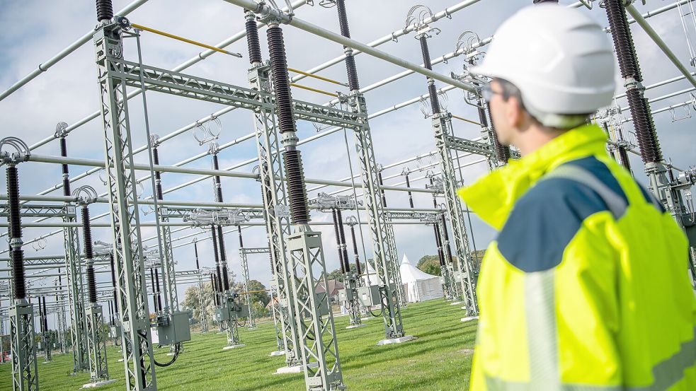 Ein Mitarbeiter läuft durch das Umspannwerk in Wilhelmshaven-Conneforde. Symbolfoto: Sina Schuldt/dpa