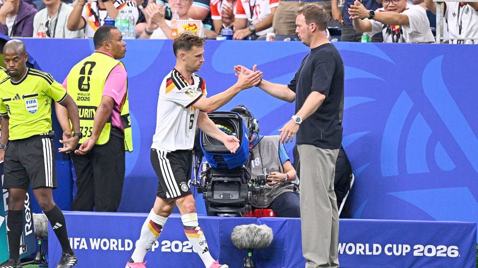Zwei, die sich verstehen. Julian Nagelsmann klatscht mit Joshua Kimmich ab. Foto: Tom Weller/dpa