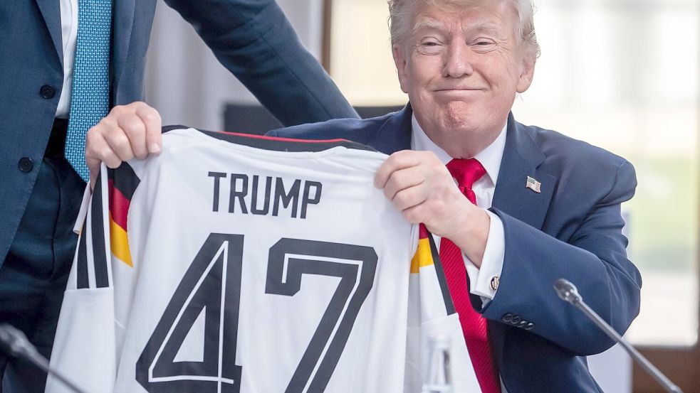 Trump zeigt sein Geschenk zum 80. Geburtstag. Foto: Michael Kappeler/dpa-Pool/dpa