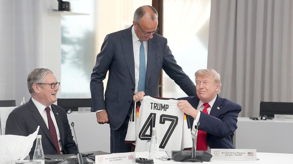 Im Sitzen nahm der US-Präsident sein Geschenk entgegen. Foto: Thibault Camus