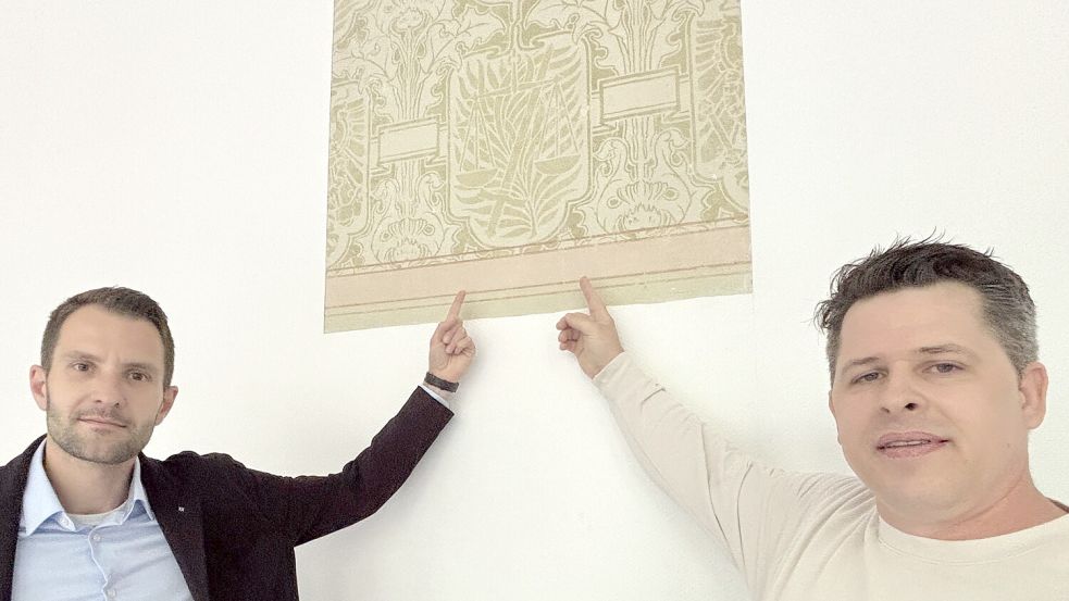 Überraschung bei der Sanierung: Baugruppenleiter Dustin Gerken und Projektleiter Kai Fischer vom Staatlichen Baumanagement Nord-West zeigen die vor kurzem entdeckte Wandmalerei im Auricher Schwurgerichtssaal.Foto: Aiko Recke