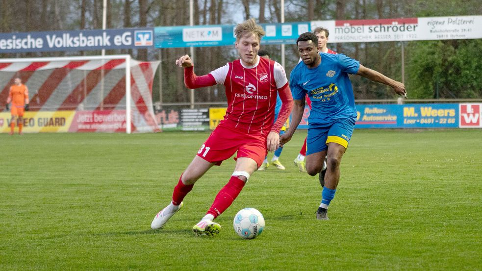 Marek Akkermann (links) legte eine starke Entwicklung hin. Der Mittelfeldspieler erzielte 15 Tore in der abgelaufenen Saison für Ihrhove. Fotos: Heiner Lohmann