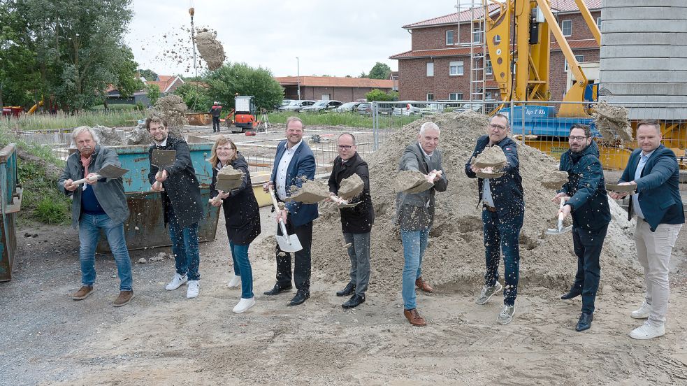 Spatenstich in Greetsiel: Viele der Projektbeteiligten, Bürgermeisterin Hilke Looden (parteilos) und Wirtschaftsminister Grant Hendrik Tonne (SPD) gaben den offiziellen Startschuss für den Neubau von zwei Mehrfamilienhäusern mit insgesamt 27 Wohnungen an der Straße Hooge Hörn. Fotos: Klaus Ortgies