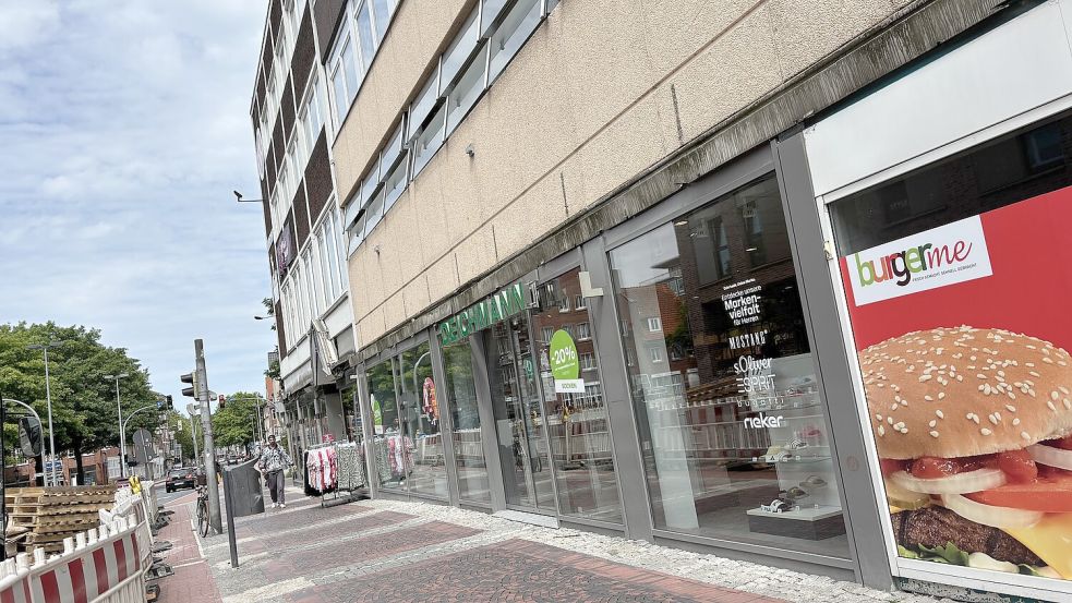 Attraktiver, als es derzeit von außen den Anschein hat: das Ladenlokal, aus dem Deichmann bald auszieht. Fotos: Stephanie Schuurman
