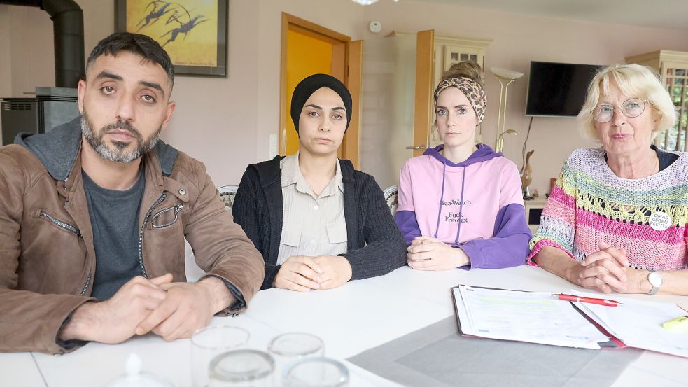 Edip (von links) und Yildiz Özgeyikci befürchten, dass sie nach elf Jahren aus Deutschland abgeschoben werden. Ihre vier Kinder kennen nur Deutschland. Unterstützt wird die Familie von Annabell Kohne und Mechtilde Schratz. Foto: Claus Hock