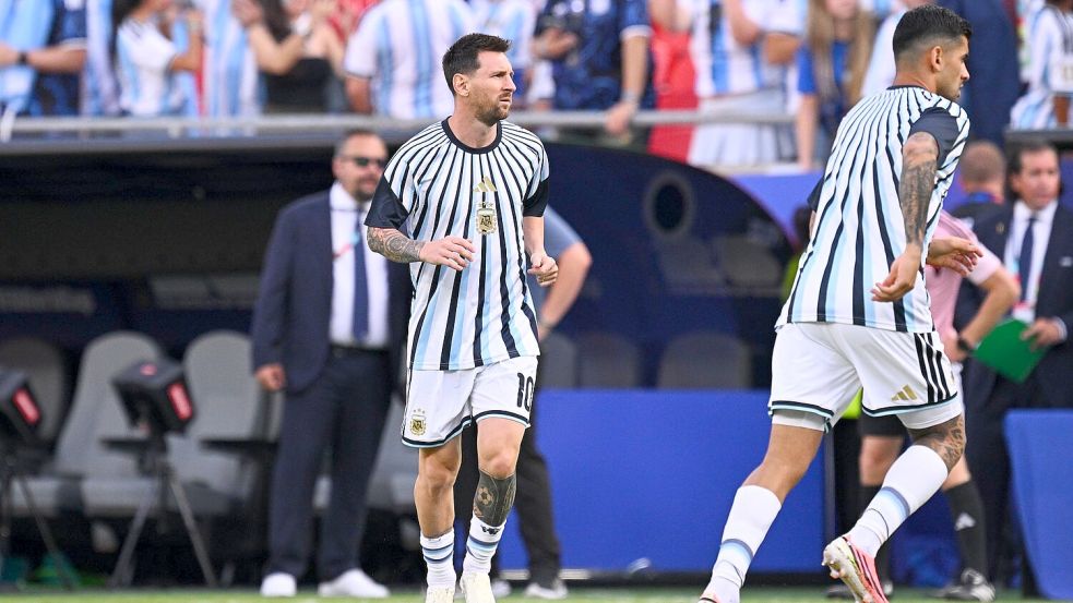 Lionel Messi beim Aufwärmen vor dem Duell mit Algerien. Foto: Tom Weller/dpa