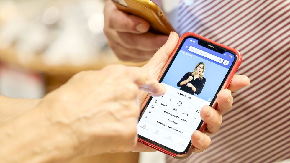 Mit einer App lernt der Metzger abends in seinem Schrebergarten die Gebärdensprache. Demnächst will er einen Kurs besuchen. Foto: Daniel Löb