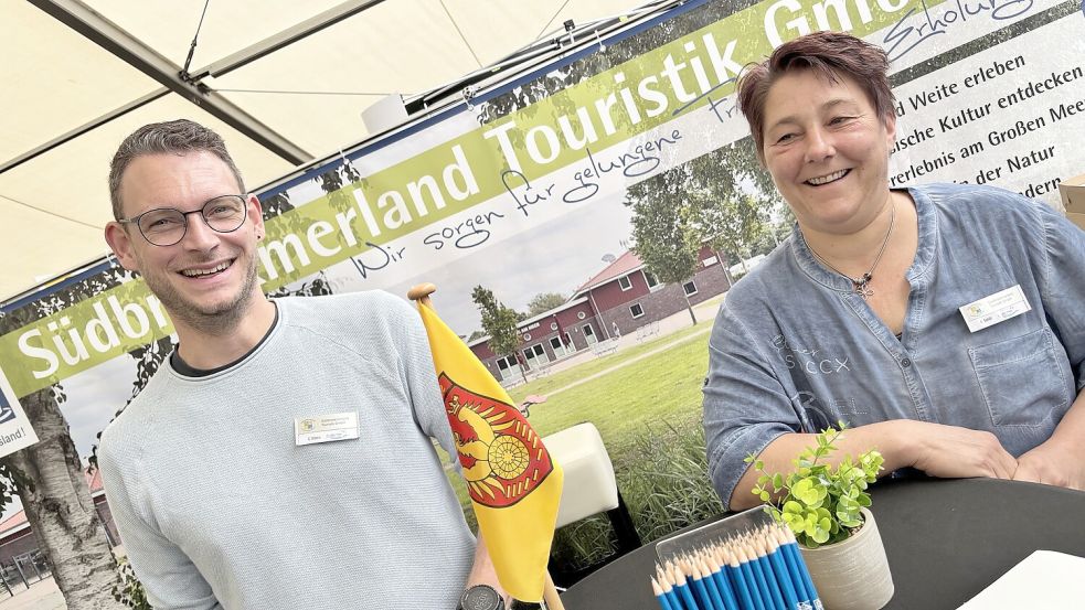 Unter anderem war die Südbrookmerland Touristik GmbH mit einem Stand vertreten. Das Bild zeigt die Mitarbeiter Christian Albers und Anke Schöl. Foto: Holger Janssen