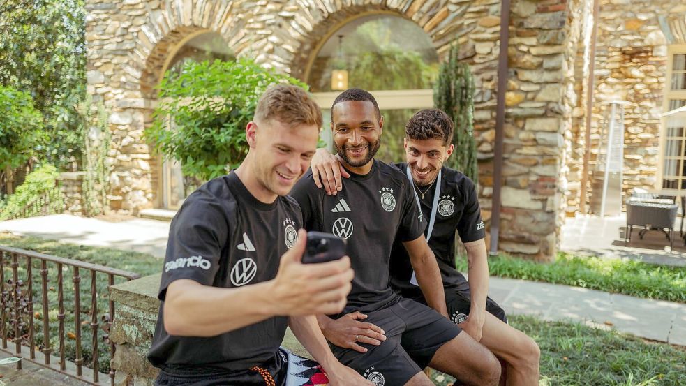 Beim Handy-Talk mit dem Kanzler wird der Stellenwert Tahs im DFB-Team deutlich. (Archivbild) Foto: Max Galys/DFB/dpa
