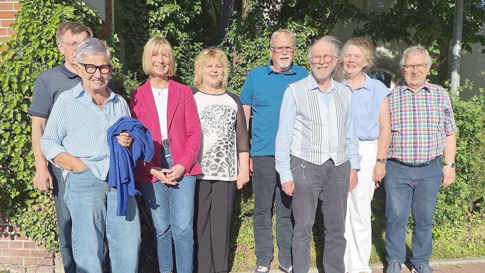 Den neuen Vorstand des Auricher Kneipp-Vereins bilden (von links): Gernot Link (verdeckt), Anette Wittek, Gisela de Vries-Ley, Susanne Sperling, Heino Rector, Heinz Galliat, Johanne Ohling und Wilhelm Mannott. Foto: privat