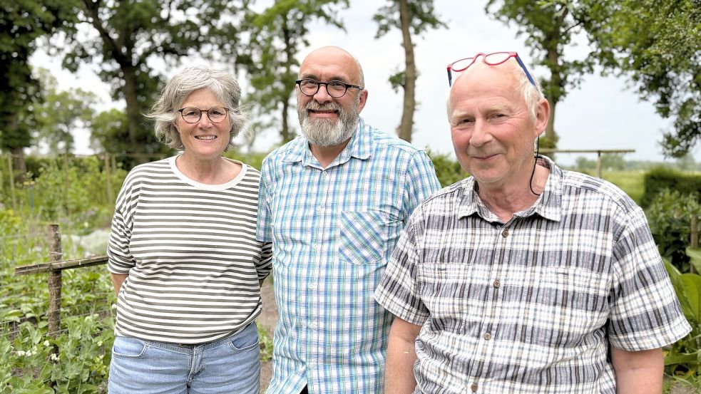 Lisa Leinweber (von links), Landwirt Rainer Riegel und Frank Heddinga im Garten in Aurich-Oldendorf. Foto: Nicole Böning