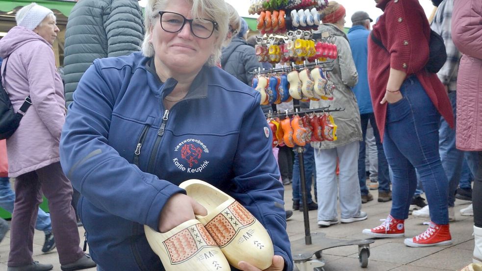 Dürfen auf keinem Hollandmarkt fehlen: Nicole Keupink hielt im vergangenen Jahr ihre Holzklumpen in die Kamera.
