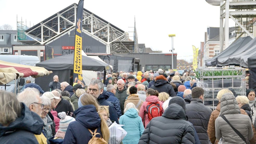 Die Neuauflage steht in den Startlöchern: Der Marktplatz war schon kurz nach Beginn des ersten Hollandmarktes sehr gut besucht.