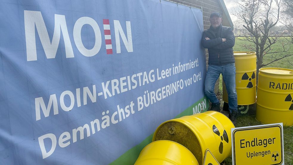 Mit Plakaten und nachgebildeten Atommüllfässern hat Moin-Fraktionsmitglied Claus Garrels gegen ein Endlager in Uplengen protestiert. Dass dafür Geld der Kreistagsfraktion verwendet wurde, sieht die Kreisverwaltung als nicht zweckgemäß an. Sie will nun Geld von Moin zurückhaben. Foto: Lars Löschen/Archiv