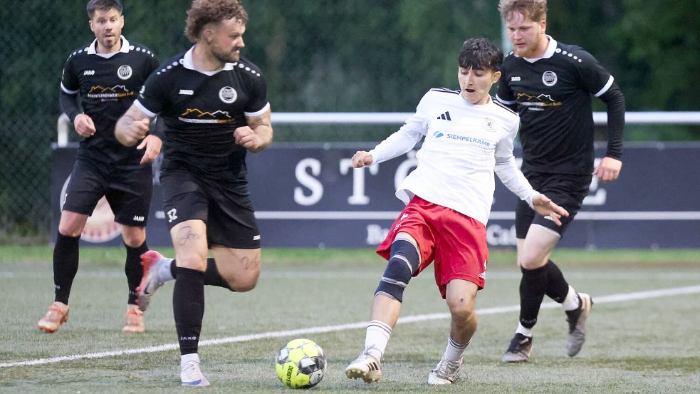 Der TuS Großheide (schwarze Trikots) profitierte von einer Entscheidung des Fußballkreises und steigt auf. RW Emden (weißes Trikot) hofft trotz des letzten Platzes in der Relegationsrunde weiter auf den Kreisliga-Klassenerhalt. Foto: Jens Doden, Emden