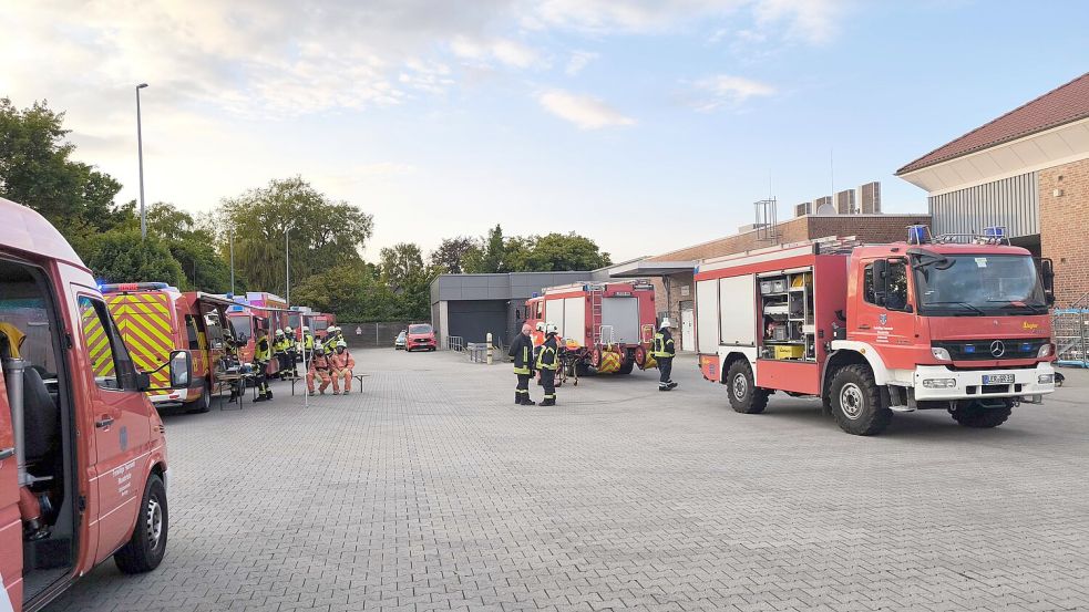 Es waren 80 Einsatzkräfte vor Ort in Rhauderfehn. Foto: Daniel Grüneke