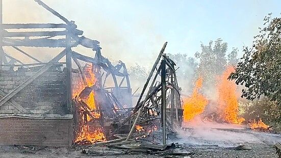 Durch ein Feuer wurden in Leer eine Scheune und ein Nebengebäude zerstört. Foto: Dominik Janßen/Feuerwehr