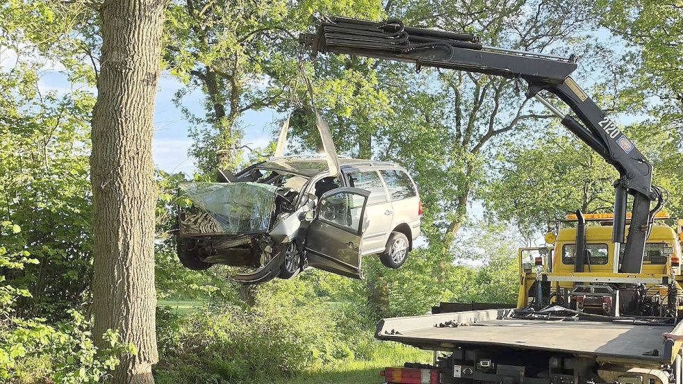 Bei dem schweren Verkehrsunfall in Ihlow ist ein 87 Jahre alter Autofahrer aus Aurich ums Leben gekommen. Foto: Timo de Vries, Gemeindepressesprecher Großefehn/Timo Köller, Einsatzleiter Feuerwehr Weene