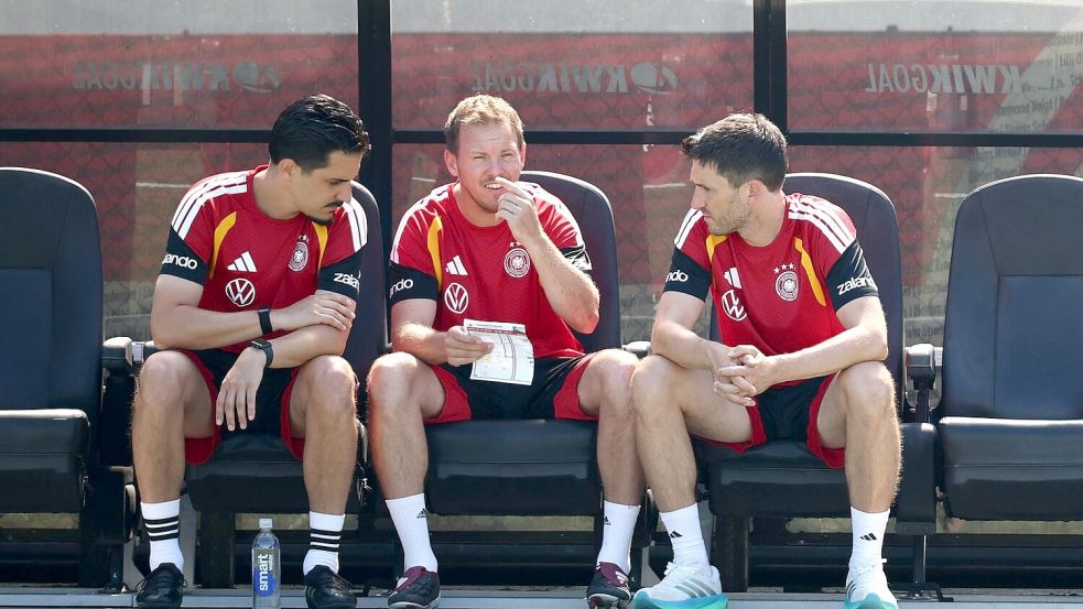Julian Nagelsmann arbeitet an der Taktik für das zweite WM-Spiel. Foto: Christian Charisius/dpa