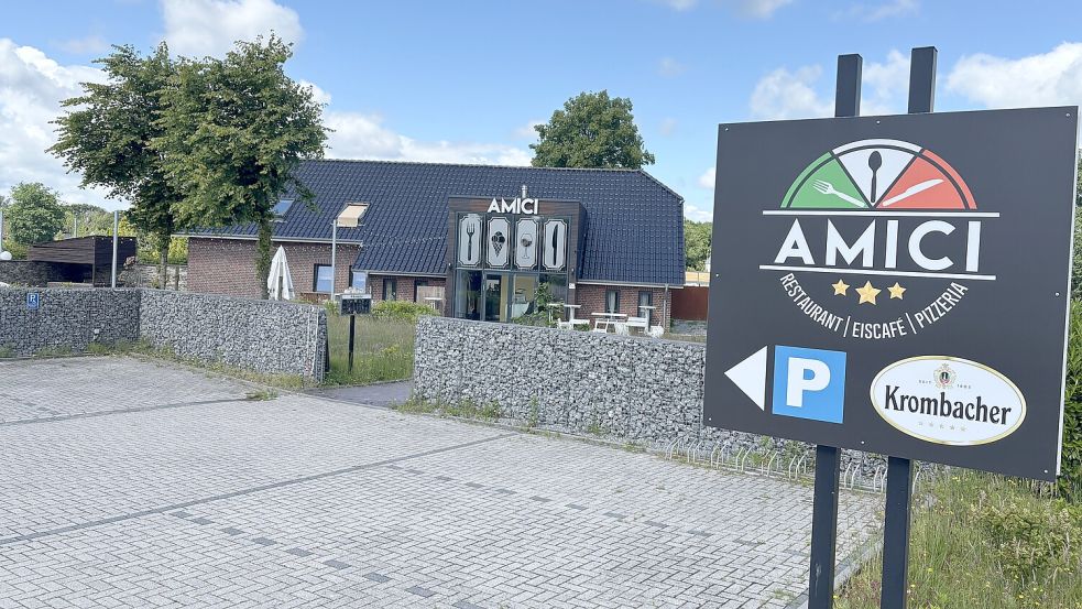 Die Parkplätze bleiben in der nächsten Zeit leer – das italienische Restaurant Amici in Folmhusen wurde geschlossen. Foto: Carsten Ammermann