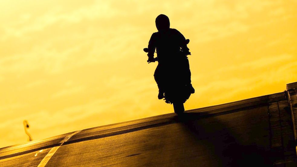 Ein verurteilter Mörder ist bei einem begleiteten Freigang mit einem Motorrad geflohen. (Symbolbild) Foto: Julian Stratenschulte