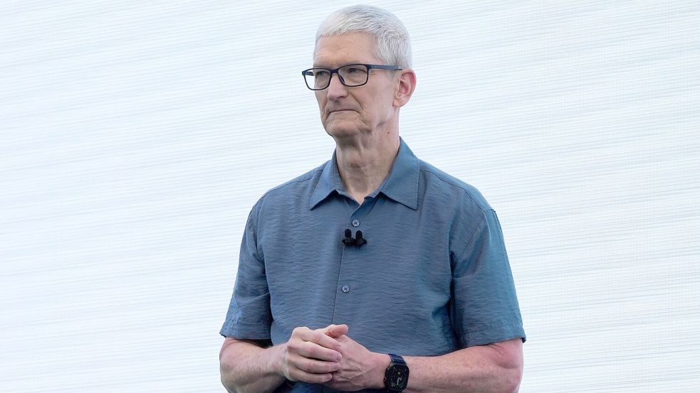 Apple-Chef Tim Cook zufolge kann der iPhone-Konzern Kunden nicht mehr wie bisher Kunden von Preiserhöhungen bei Bauteilen abschirmen. (Archivbild) Foto: Jeff Chiu/AP/dpa