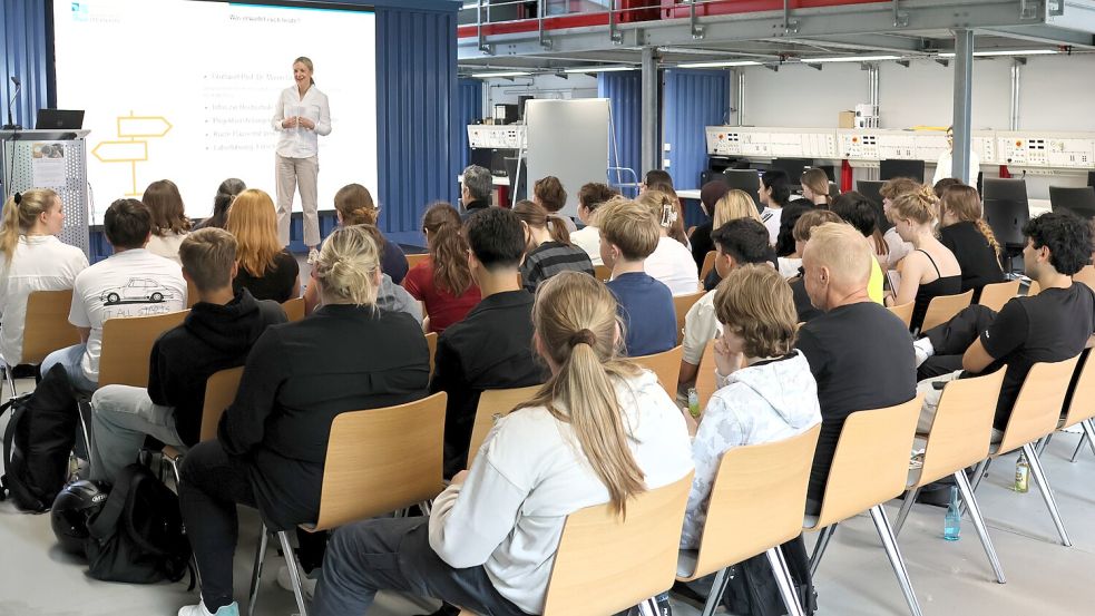Prof. Dr. Maren Grautmann, Vizepräsidentin für Kommunikation, Internationales, Vielfalt und globale Verantwortung, begrüßte die Schülerinnen und Schüler im Technikum der Abteilung Elektrotechnik und Informatik am Campus Emden. Foto: Hochschule Emden/Leer