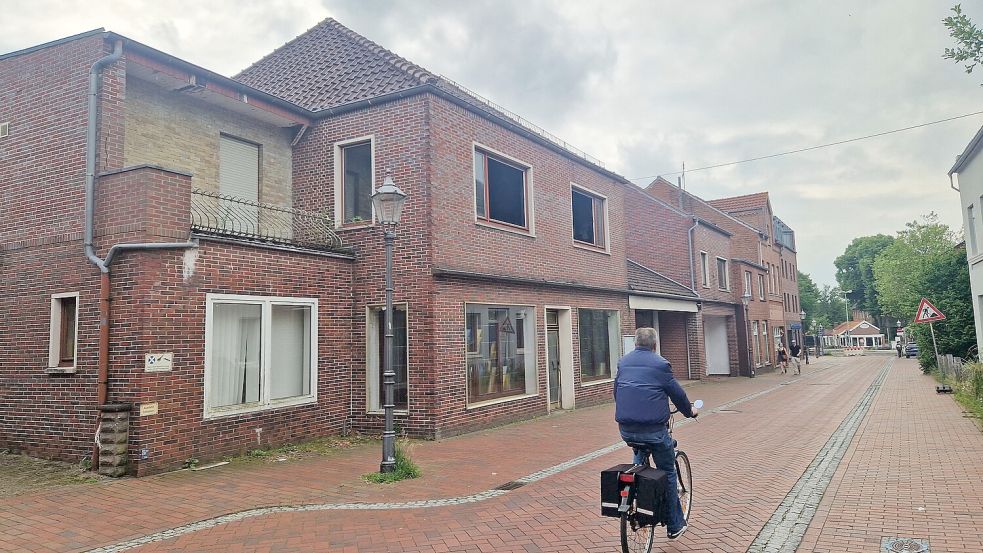 Dieser Gebäudekomplex an der Westerstraße soll eigentlich abgerissen werden und einem Neubau weichen. Die Pläne gibt es schon seit Jahren, getan hat sich bislang aber noch nichts. Foto: Tatjana Gettkowski