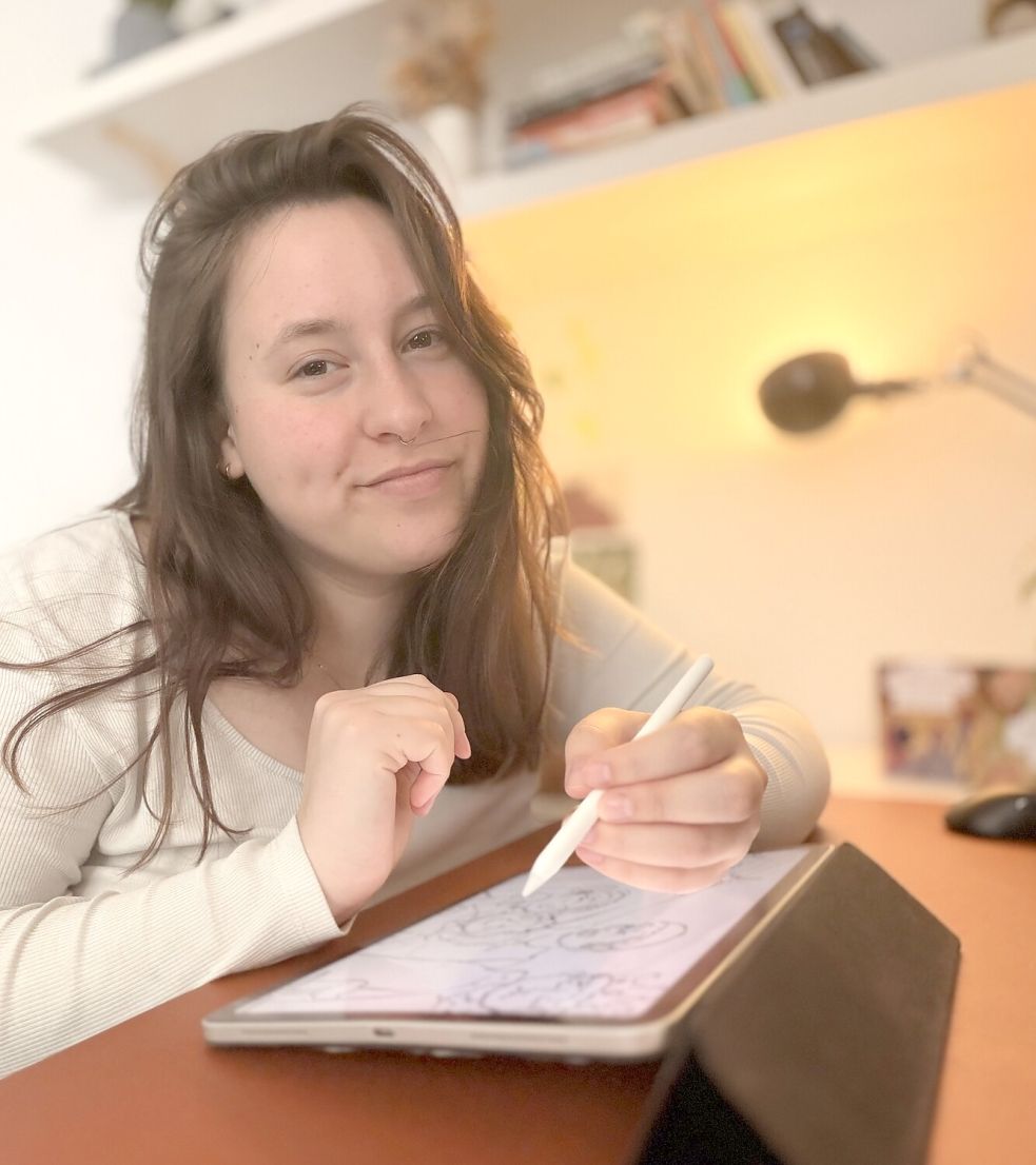 Lisa-Marie Feldmann ist das jüngste Mitglied der „Plattproters“ aus Hinte. Hier arbeitet sie an der „Keno & Neele“-Buchreihe, die der Verein bereits herausgibt. Foto: privat