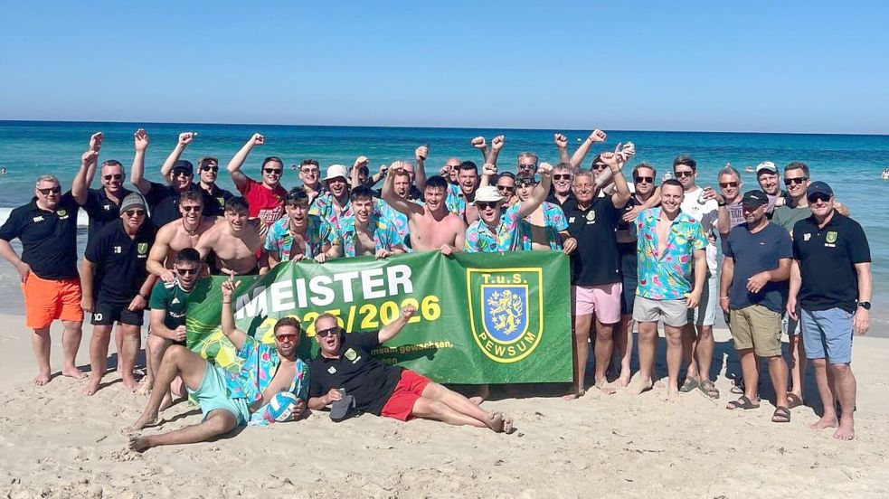 Am Strand von Cala Ratjada entstand dieses Gruppenfoto mit der 1. Herren und Alten Herren des TuS Pewsum. Fotos: Privat