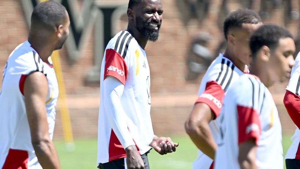 Antonio Rüdiger hat bei der WM eine für ihn ungewohnte Rolle. Foto: Federico Gambarini/dpa