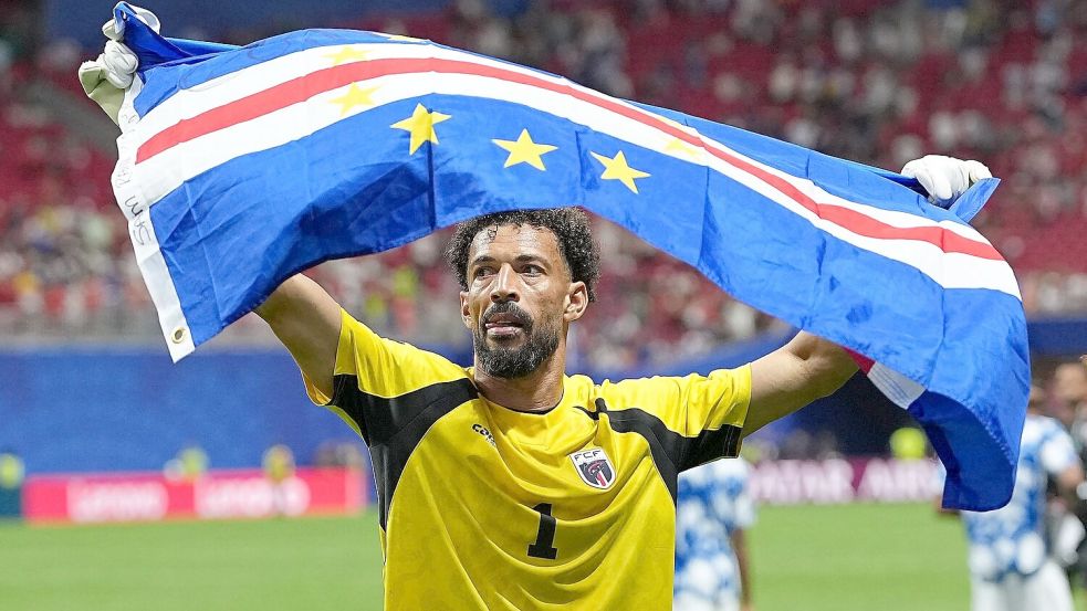 Bewegt die Fußballwelt: Kap Verdes Torhüter Vozinha. (Archivbild) Foto: Ju Huanzong/XinHua/dpa