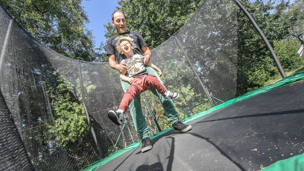Felix liebt es, mit seinen Eltern auf dem Trampolin zu hüpfen – wie hier im Jahr 2025 mit seinem Vater Falko Tannigel. Nun soll ein neues Trampolin angeschafft werden. Archivfoto: Klaus Ortgies