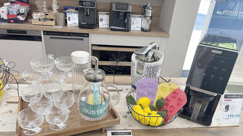 Neben Kaffeevollautomaten gibt es auch Wohnaccessoires und Küchenartikel.