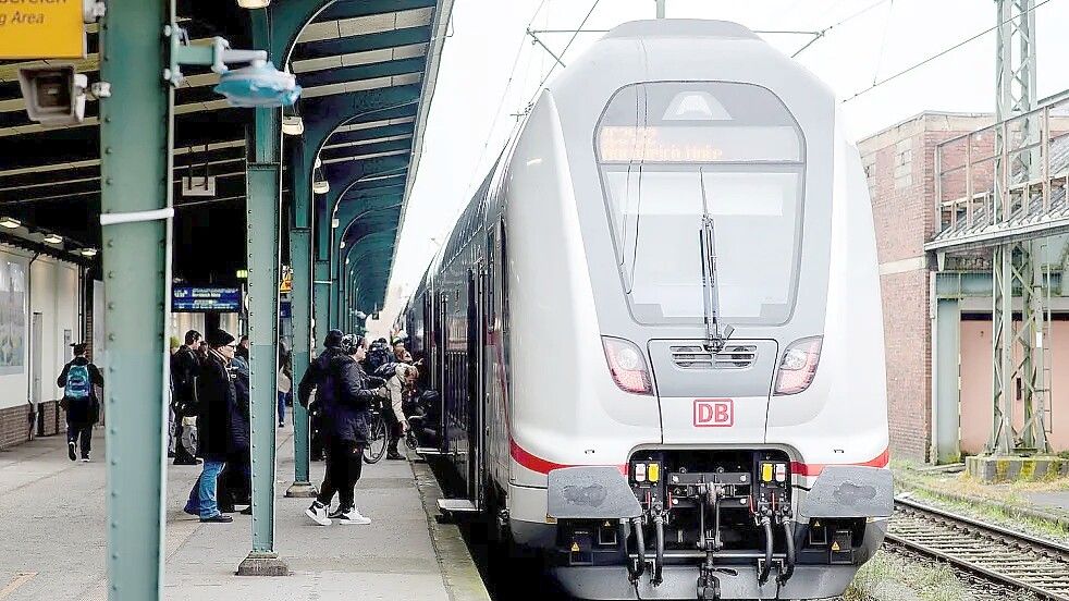 Bald Geschichte?: Ein IC der Deutschen Bahn mit Fahrtziel Norddeich Mole steht an einem Bahnsteig im Oldenburger Hauptbahnhof. Foto: Hauke-Christian Dittrich/dpa/Archiv