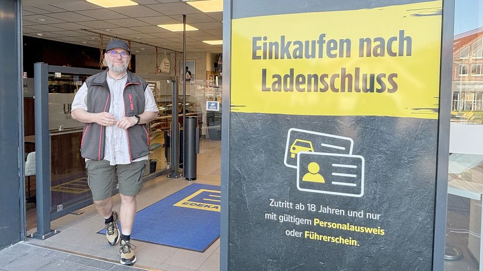 Bernhard Münch ist seit 20 Jahren Gast in Carolinensiel und wollte den neuen Einkaufsservice direkt ausprobieren. Ein Einkauf zu später Stunde ist nicht unpraktisch, meint er. Doch er befürchtet langfristig auch einen Personalabbau. Foto: Susanne Ullrich