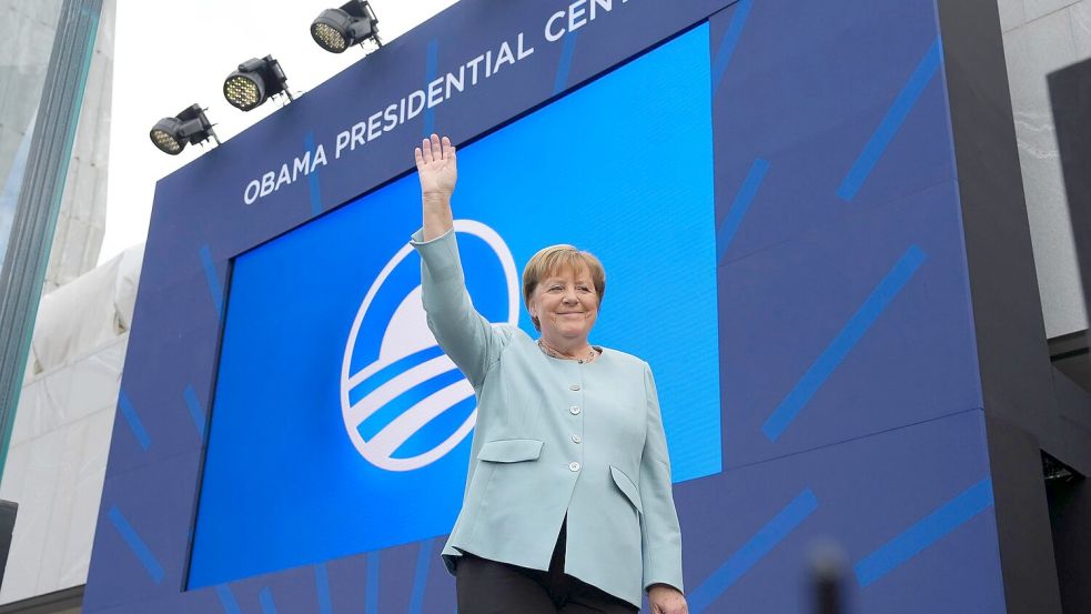 Ex-Bundeskanzlerin Merkel ist überraschend bei der Einweihung des Obama-Centers. Foto: Alex Brandon