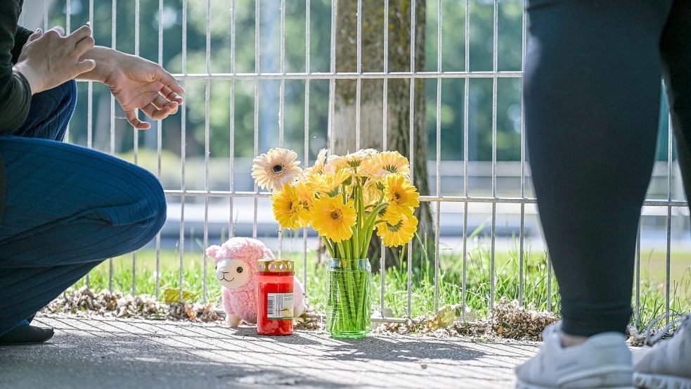 Nach Polizeiangaben versuchten Notarzt und Rettungsdienst das Kind wiederzubeleben – die Einjährige starb dennoch an Ort und Stelle. Foto: Jason Tschepljakow/dpa