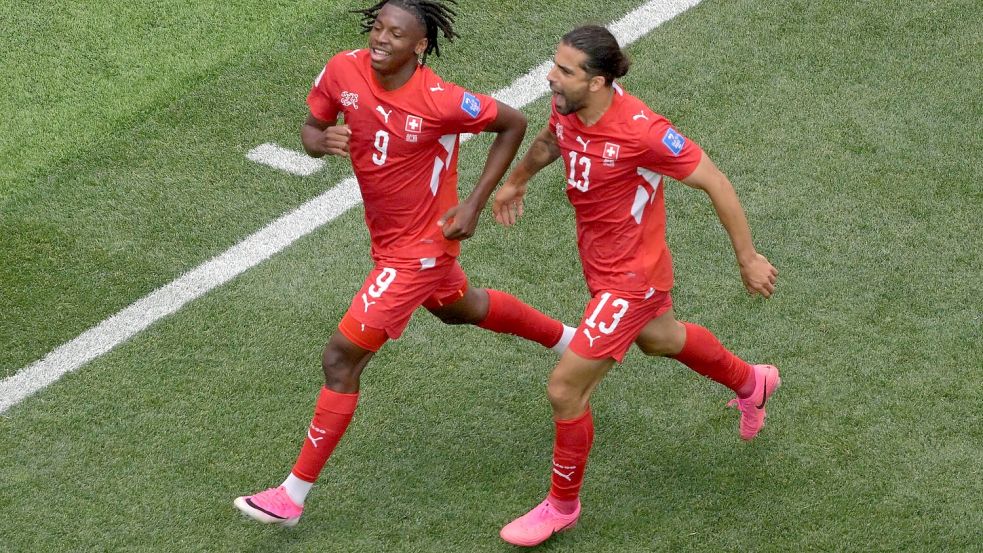 Johan Manzambi (links) wurde mit einem Doppelpack zum Matchwinner für die Schweiz. Foto: Jayne Kamin-Oncea