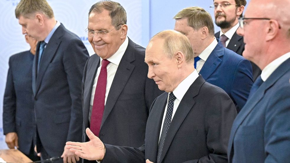 Russlands Präsident Wladimir Putin (Mitte rechts) und sein Außenminister Sergej Lawrow haben bislang keine echte Verhandlungsbereitschaft erkennen lassen. Können neue Sanktionen etwas daran ändern? (Archivbild) Foto: Pool/Sputnik/AP