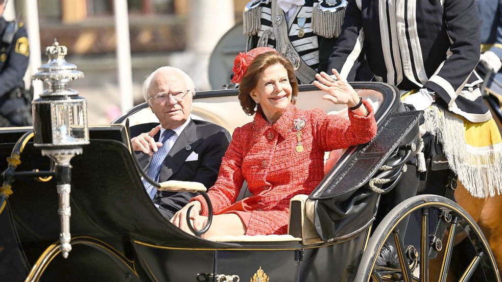 Bei der großen Feier zu ihrer Goldhochzeit fuhren König Carl XVI. Gustaf und Königin Silvia am vergangenen Wochenende in einer offenen Kutsche durch Stockholm. Foto: Henrik Montgomery/TT News Agency