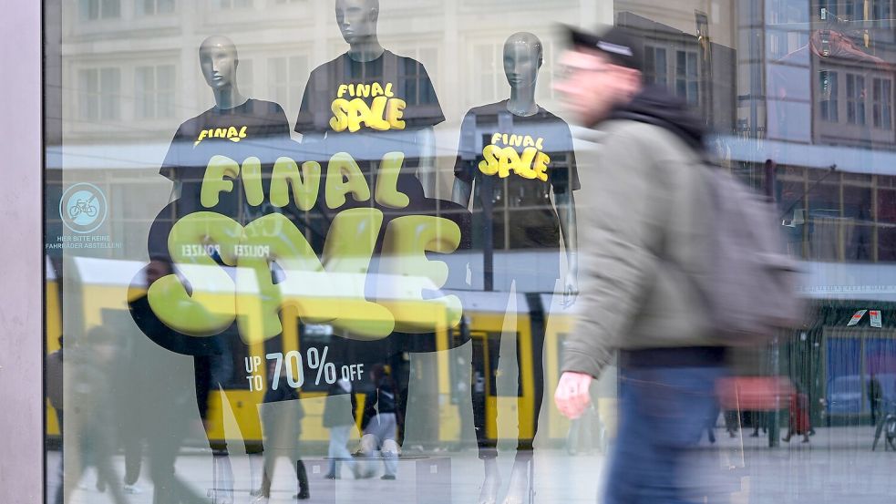 Die Kunden schauen derzeit verstärkt nach Rabatten. Foto: Elisa Schu/dpa