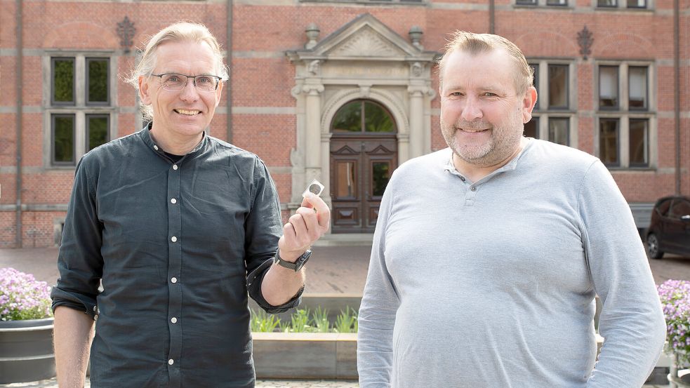 Dr. Jan F. Kegler (links) und Wilfried Ottersberg bei der Übergabe der Münze von 1491. Foto: Ostfriesische Landschaft