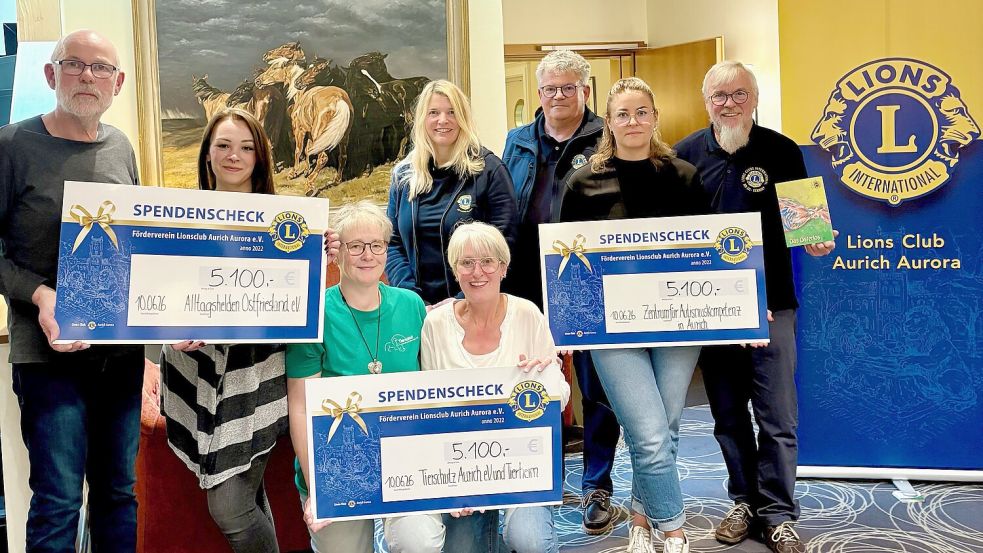 Vertreter der Alltagshelden Ostfriesland (von links), des Tierschutzes und Tierheims Aurich, Hilka Beenen und Felix Kleeblatt vom Lions-Club Aurich Aurora, Anna Christians vom Zentrum für Autismuskompetenz und Lions-Präsident Michael Hinz trafen sich zur Scheckübergabe. Foto: privat