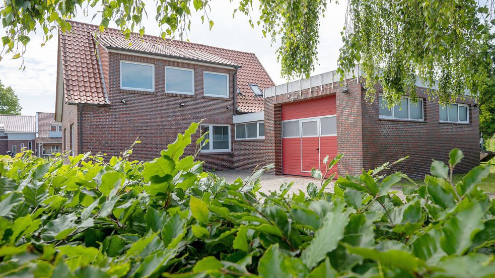 Bis 2025 war es das Gerätehaus der Feuerwehr Jheringsfehn. Nun soll es verkauft werden. Foto: Klaus Ortgies