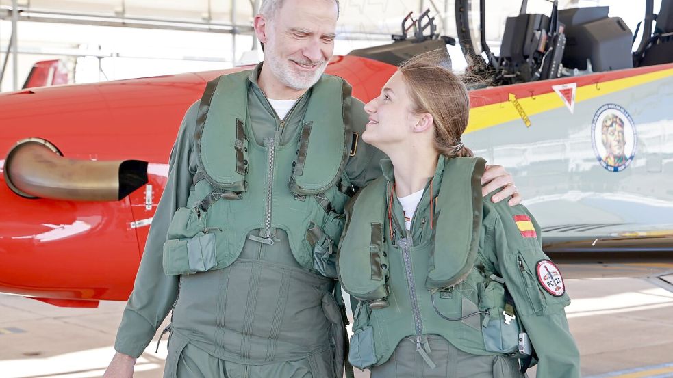 Nach dem gemeinsamen Trainingsflug nahmen sich Vater und Tochter in den Arm. Das spanische Königshaus teilt kaum etwas über das Privatleben der königlichen Familie mit. Aber solche Fotos sprechen für sich. Foto: Casa De S.M. El Rey/EUROPA PRESS